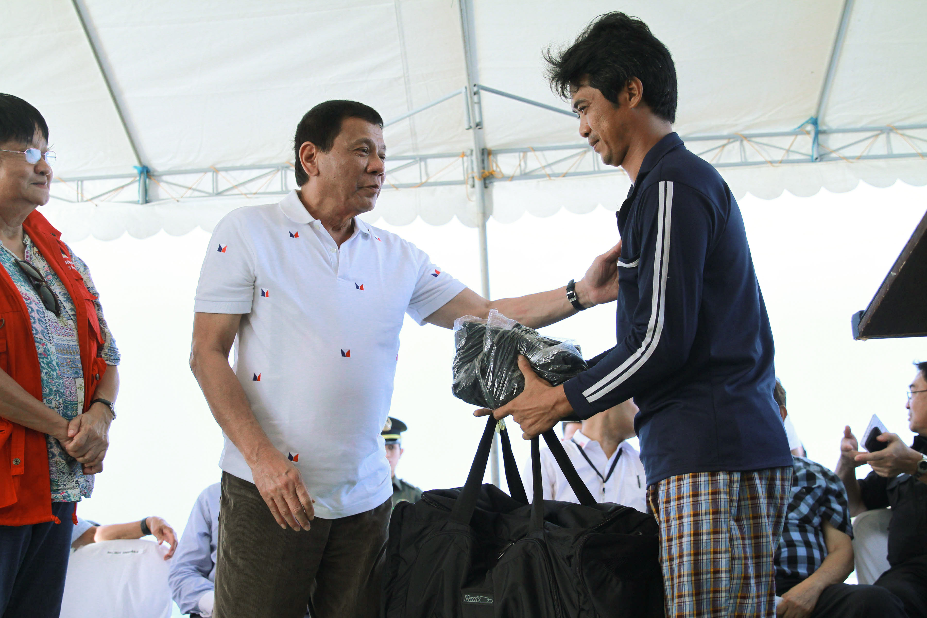 'ACT OF GOODWILL.' Philippine President Rodrigo Duterte hands tokens to Vietnamese fishermen in Pangasinan before they set off for their journey home, November 2, 2016. Photo by Alfred Frias/Presidential Photo 