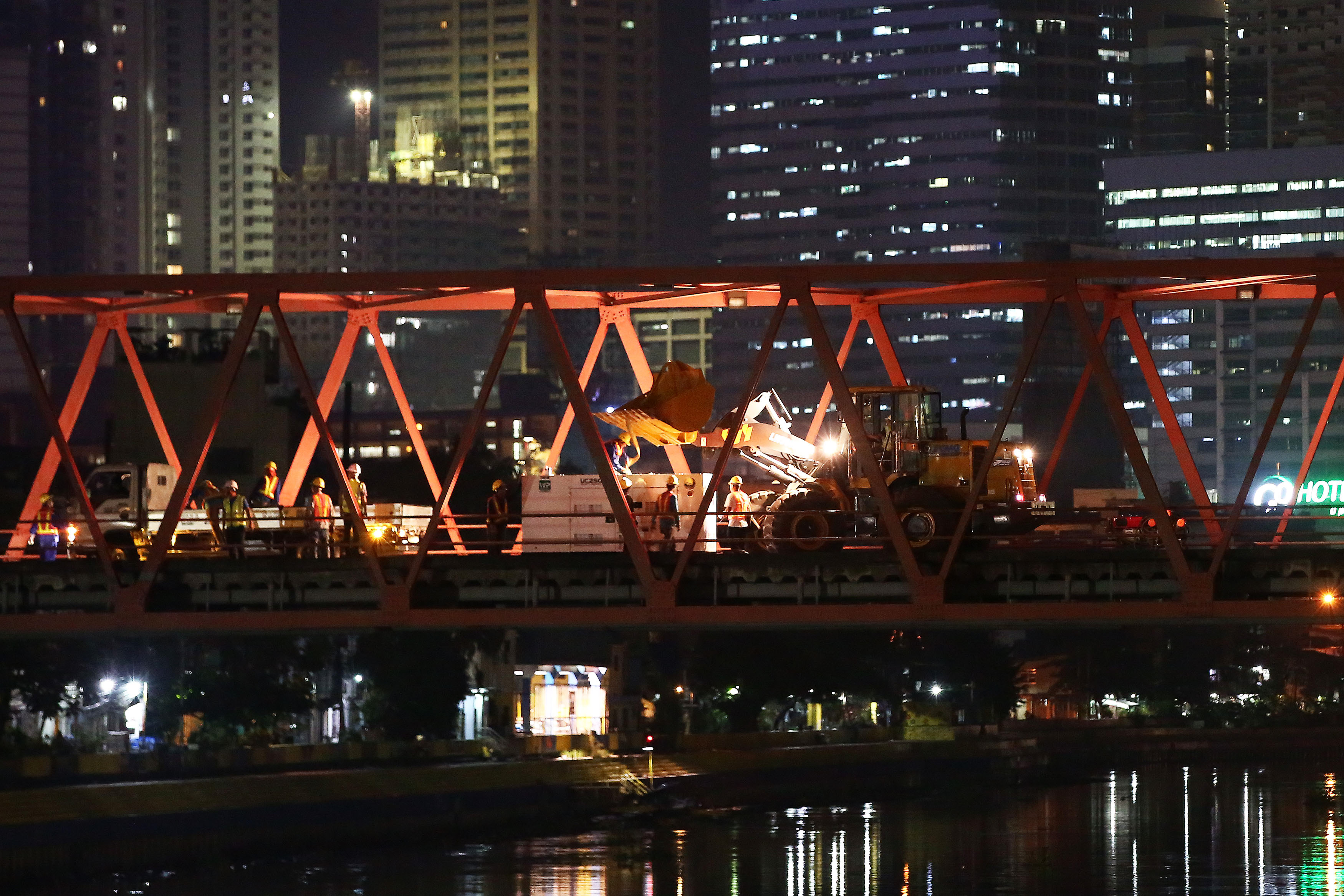 SUSTAINABLE CONSUMPTION. The Metropolitan Manila Development Authority says donating the steel components of the Estrella-Pantaleon Bridge will promote 'sustainable consumption' in infrastructure investments. File photo by Ben Nabong/Rappler 