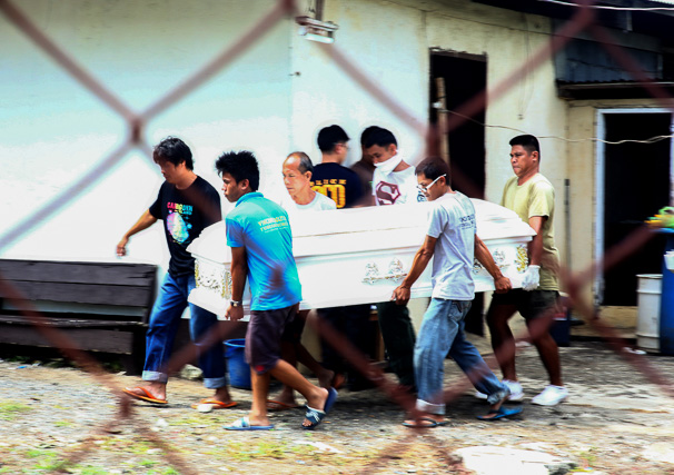CASUALTY. Villagers carry a coffin with the corpse of a Special Action Force police officer to be brought to Zamboanga City for a Muslim burial on January 27, 2015. Photo by Althea Ballentes/EPA   