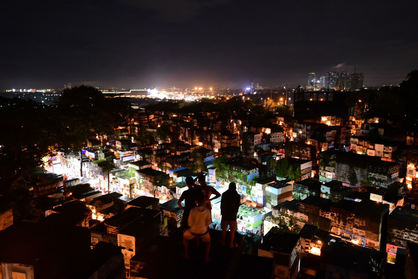 PHILIPPINES. Filipinos flock to cemeteries to visit the graves of their loved ones. File Photo by Alecs Ongcal/Rappler  