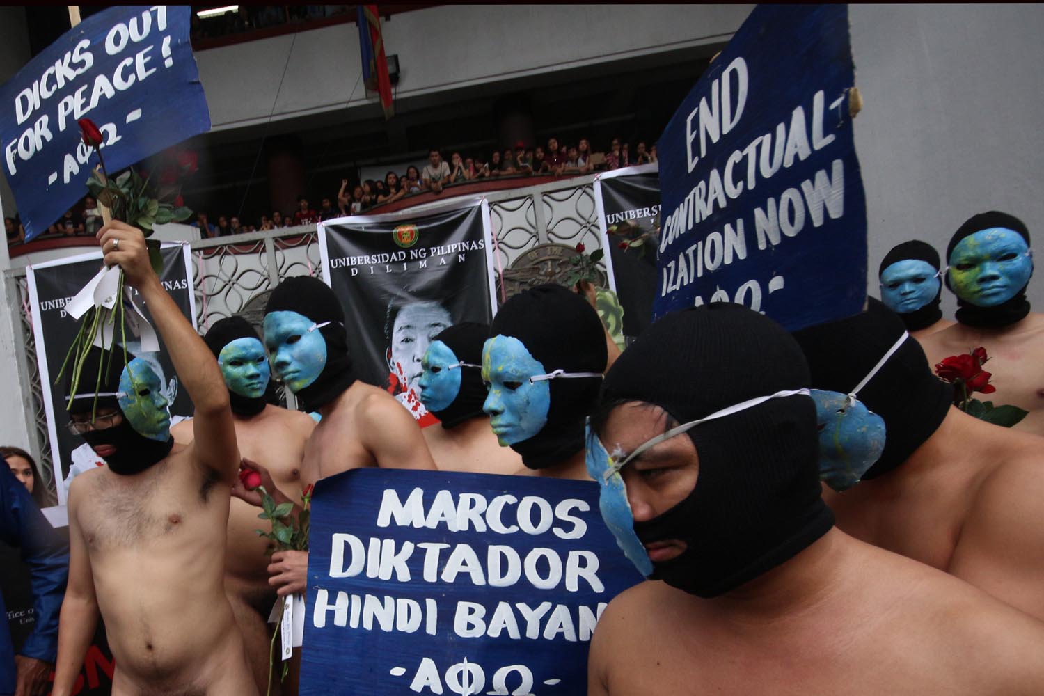 ALL OUT. Members of the Alpha Phi Omega fraternity hold an Oblation Run at the Palma Hall in UP Diliman, against the burial of the late dictator Ferdinand Marcos, November 25, 2016. Photo by Joel Liporada/Rappler 