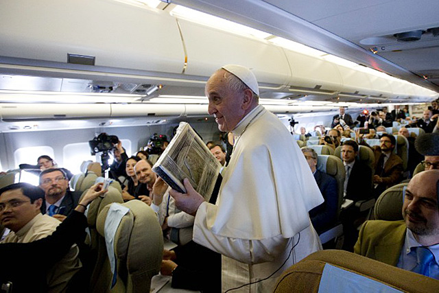 SIMPLE WAYS. Pope Francis holds a press conference aboard a plane during his trip to the Philippines on January 15, 2015. Photo by AFP 