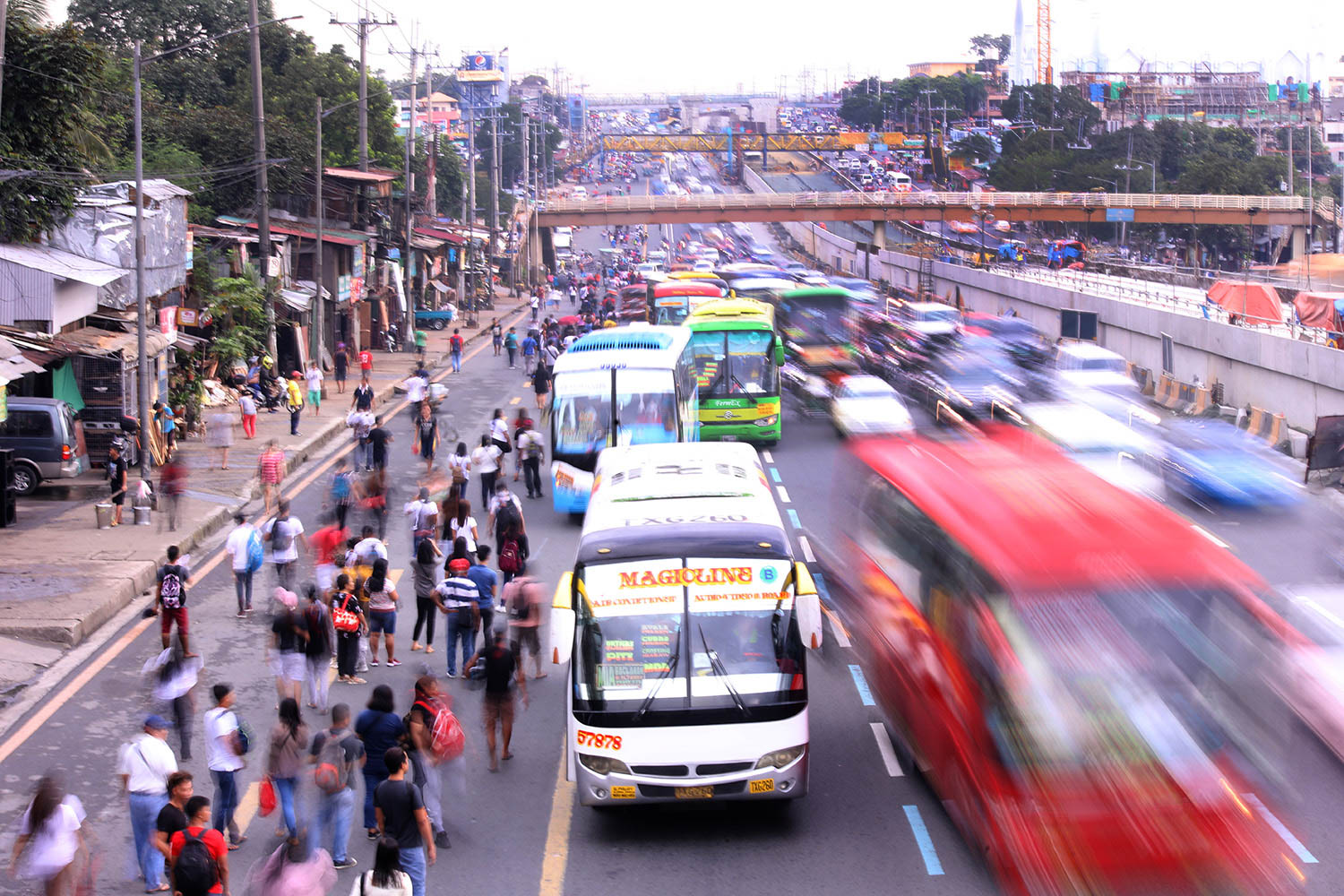 EFFECTIVE? Various local government units deployed Libreng Sakay buses in view of the nationwide transport strike, but a number of commuters still remained stranded. Photo by DARREN LANGIT/Rappler 