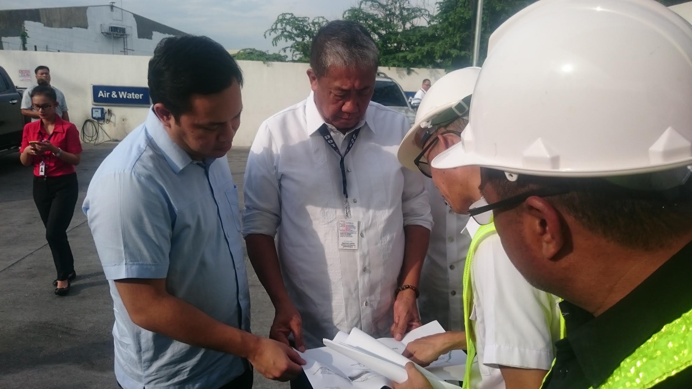 FINAL CHECKS. (from left) DPWH secretary Mark Villar and DOTr secretary Art Tugade in discussion with the project's engineers during a final inspection of the expressway held on September 20. Photo by Chris Schnabel/ Rappler 