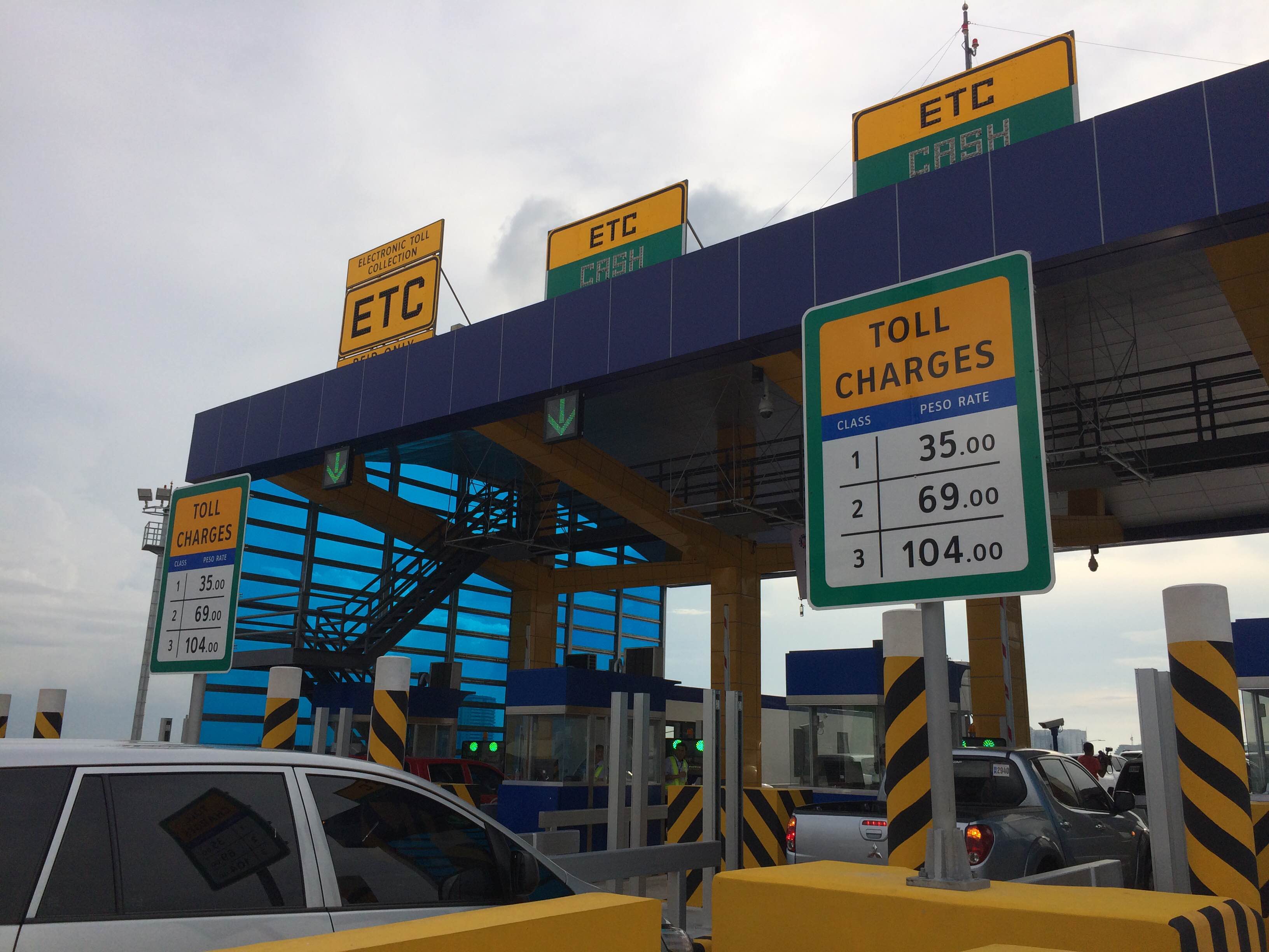 TOLL RATES. Motorists will get to use the expressway for free for the first month after which these rates will be in effect Photo by Chris Schnabel/Rappler 