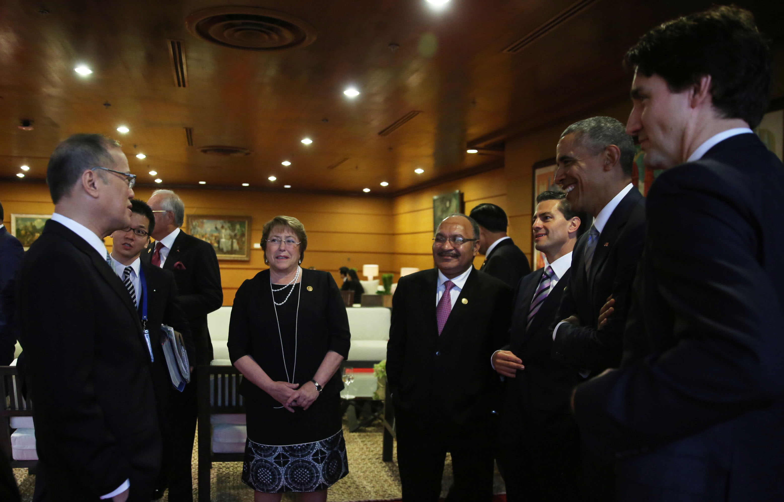 GROWTH ISSUES. Asia-Pacific Economic Cooperation (APEC) 2015 chairman President Benigno Aquino III (left) huddles with (clockwise from Aquino's left): Chilean President Michelle Bachelet; Papua New Guinea Prime Minister Peter O'Neill; Mexican President Enrique Peña Nieto; United States of America President Barack Obama; and Canadian Prime Minister Justin Trudeau. These APEC leaders are told by the International Monetary Fund that growth has been disappointing in the region. Photo by Gil Nartea/Malacañang Photo Bureau