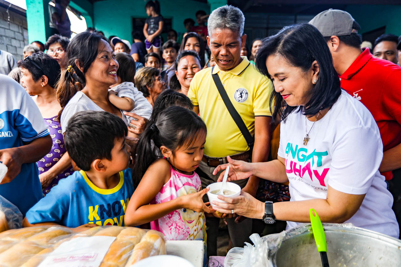 'LUGAW NI LENI.' Vice President Leni Robredo hands out bowls of porridge to evacuees staying in Tuy, Batangas due to the eruption of the Taal Volcano. Photo by Charlie Villegas/OVP 