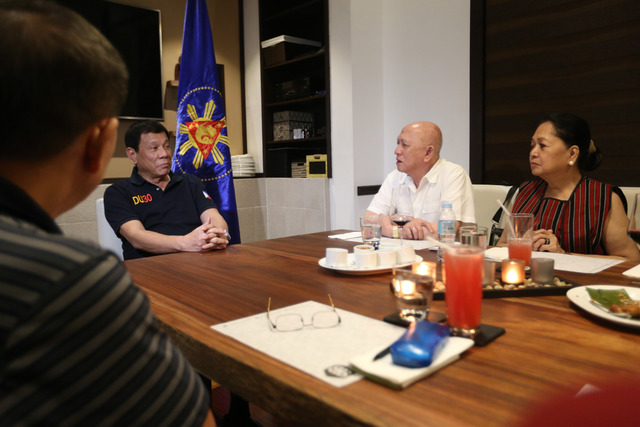 TALKING PEACE. President Duterte talks to National Democratic Front leaders. Photo from Presidential Photographers Division 