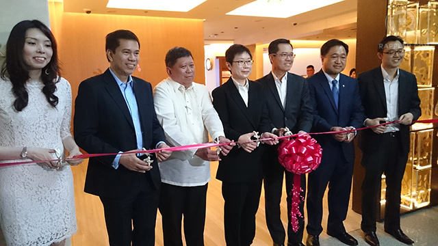 OPENING UP. Singaporean Ambassador Kok Li Peng (center) is joined by Philippine government representatives Cesar Purisima (2nd from right) and Benito Bengzon Jr (2nd from left) at the launch of the new lounge. Photo by Chris Schnabel / Rappler   