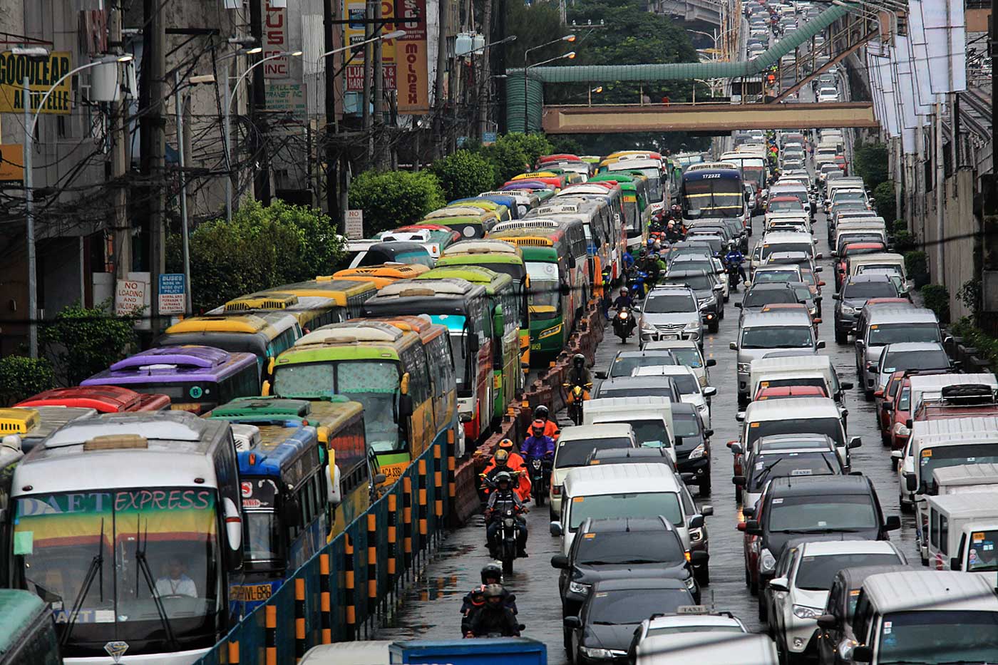 TRAFFIC JAM. Roads of the metropolis remain jampacked. Photo by Darren Langit/Rappler 