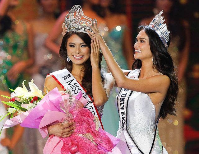 Miss Universe 2016 contestants Coronation_bb_pilipinas_maxine_medina_pia_wurtzbach-001_AE9B5CC0BFA6401A89D19AAB2FCA04B3