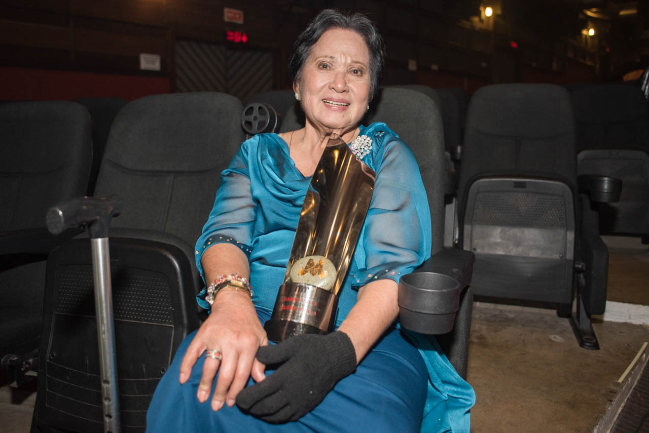 LIFETIME ACHIEVEMENT AWARD. Gloria Sevilla holds her trophy from the Gawad Urian for her contribution to Philippine Cinema. Photo by Rob Reyes/Rappler 