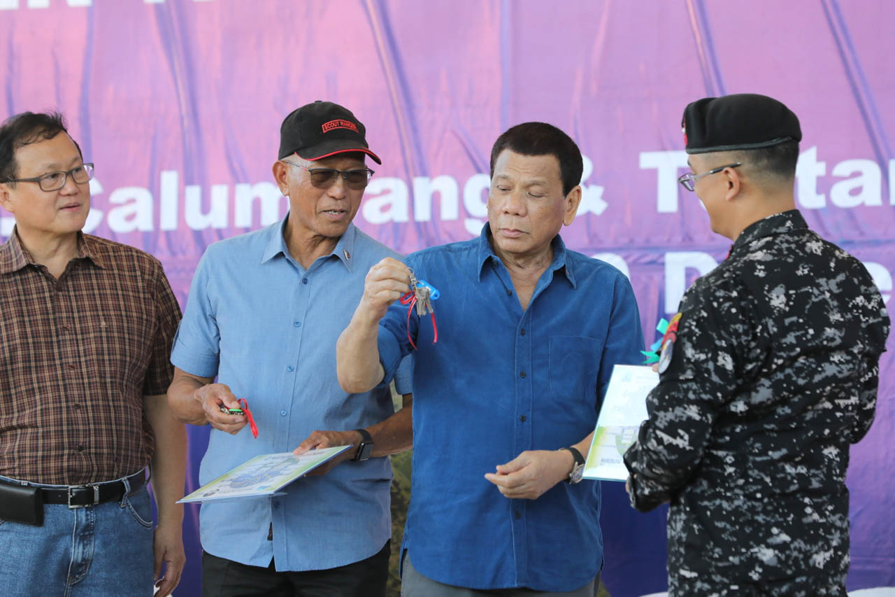 TOP ADVISERS. Former military generals Eduardo del Rosario (left) and Delfin Lorenzana are in President Rodrigo Duterte's Cabinet. Malacañang photo 