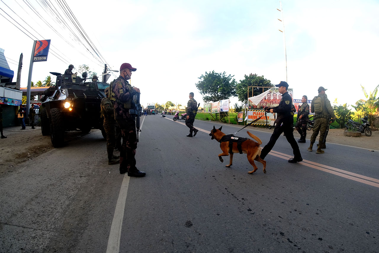 EXPLOSIONS. Amy and police operators secure the explosion site along the national highway in Maranding, Lala, Lanao del Norte. Photo by Bobby Lagsa/Rappler 