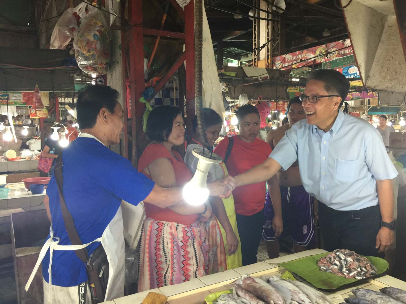 MARKET STOPS. Otso Diretso senatorial candidate Mar Roxas takes his 'Mr Palengke' campaign to Cebu City on April 8, 2019. He visited the Carbon Public Market. Photo by Micole Gerard Tizon/Rappler  