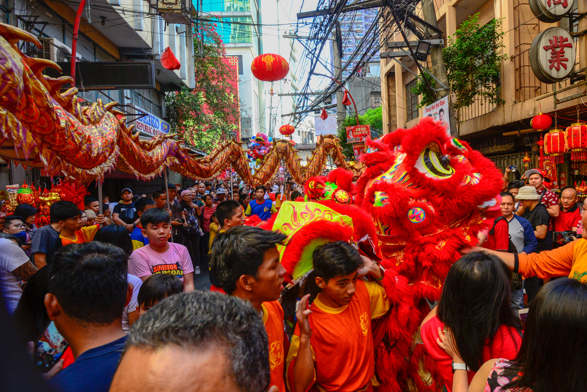 FESTIVITIES. People snake their way down the streets of Binondo to celebrate Chinese New Year. Photo by Maria Tan/Rappler 