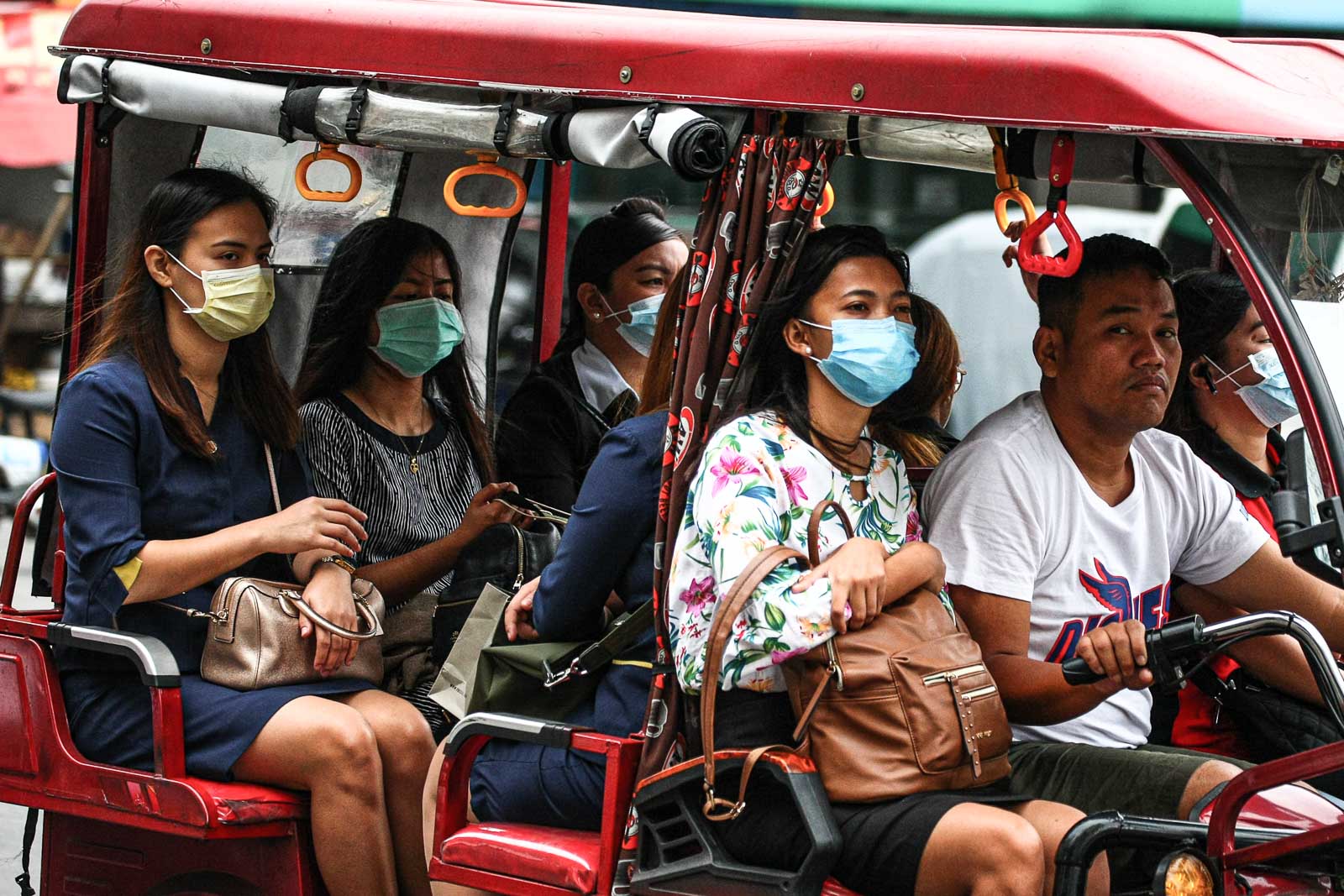 PROTECTION. Metro Manila commuters wear face masks as protection from the coronavirus on February 3, 2020. Photo by Jire Carreon/Rappler 