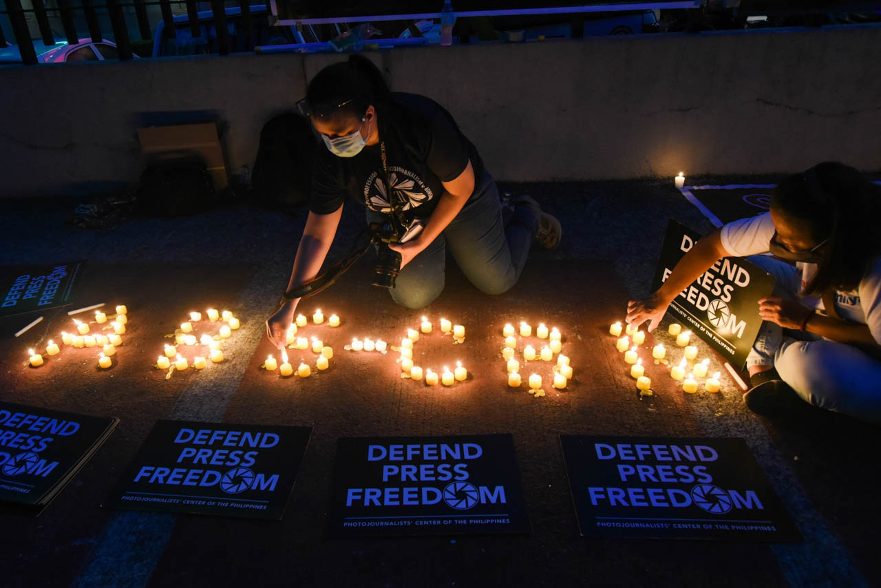 DEFEND PRESS FREEDOM. Candles are lit at ABS-CBN in Quezon City as the National Telecommunications Commission issues new orders against the media giant on June 30, 2020. Photo by Angie de Silva/Rappler 