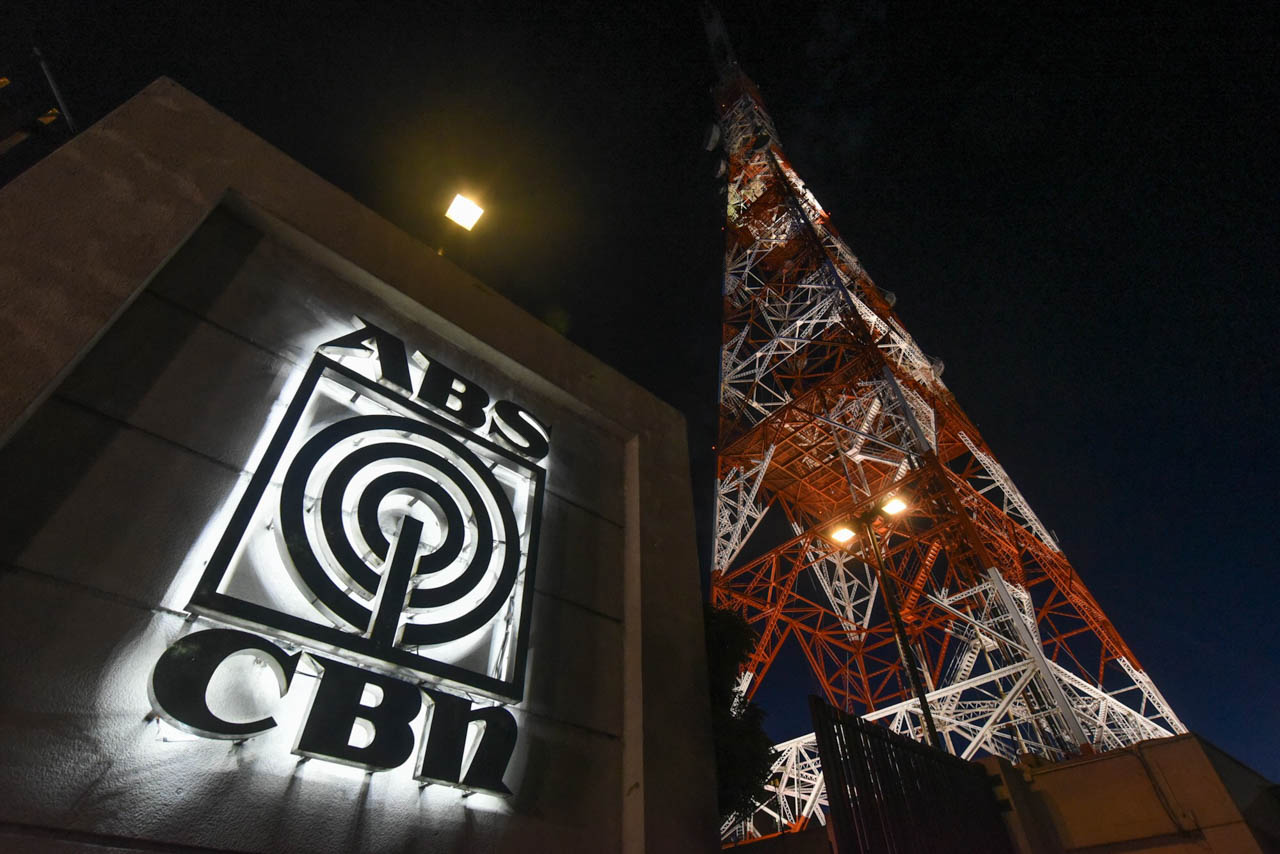 END OF THE ROAD FOR NOW. Darkness falls over the ABS-CBN compound in Quezon City on June 30, 2020. File photo by Angie de Silva/Rappler 