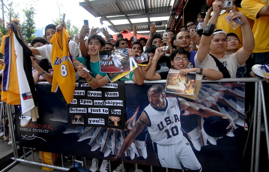THRILLED. Filipino basketball fans wait for the arrival of NBA superstar Kobe Bryant in a public appearance during his one-day Manila visit on September 5, 2007. Photo by Jay Directo/AFP 