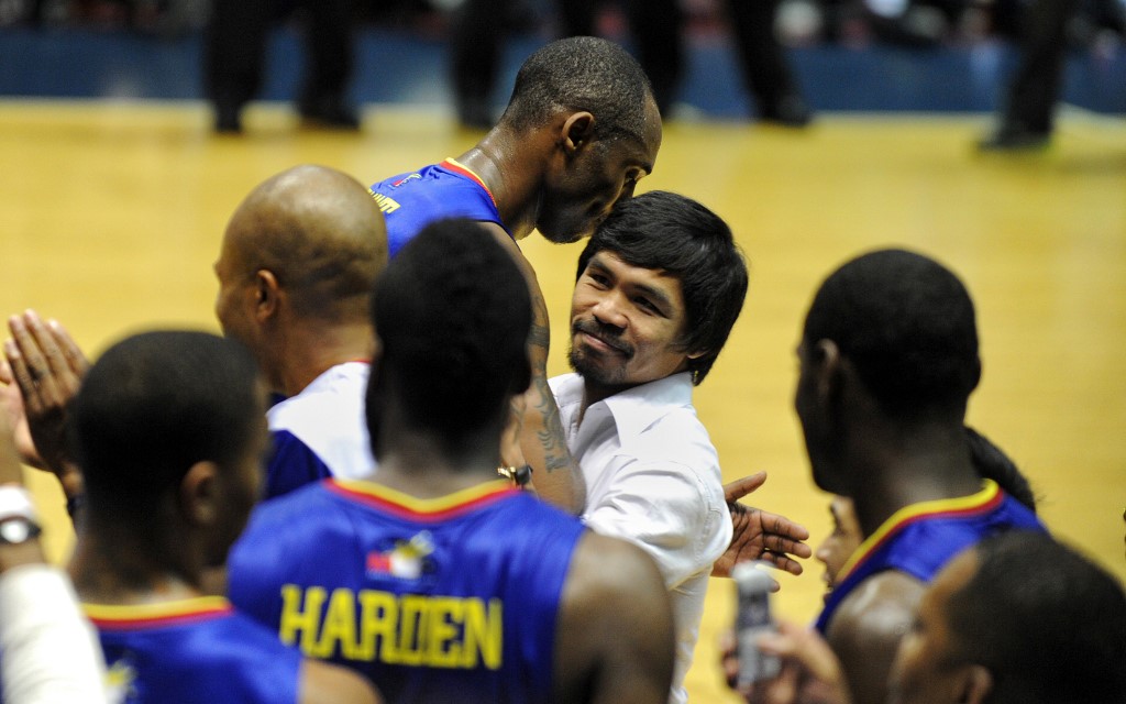 TOP GUNS. Kobe Bryant acknowledges Filipino boxing icon Manny Pacquiao during the Ultimate All-Star Weekend that gathered NBA superstars in Manila for an exhibition game on July 24, 2011. Photo by Noel Celis/AFP  