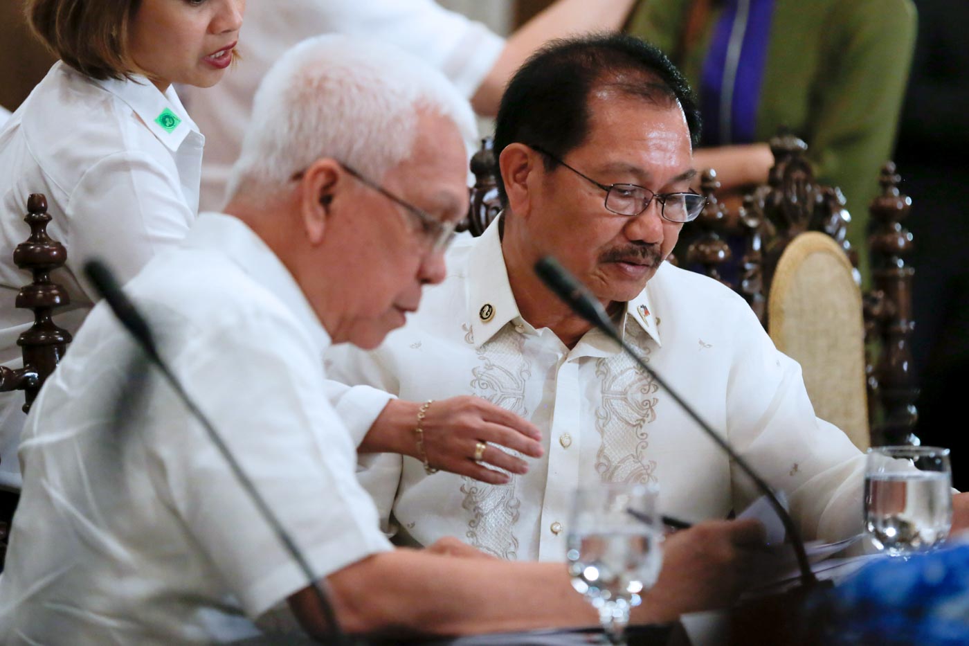 DUTERTE'S TRUSTED MAN. Cabinet Secretary Leoncio Evasco Jr (left) reviews some papers with Agriculture Secretary Manny Piñol before the start of the 6th Cabinet meeting in Malacañang on September 14. File photo by Toto Lozano/PPD  
