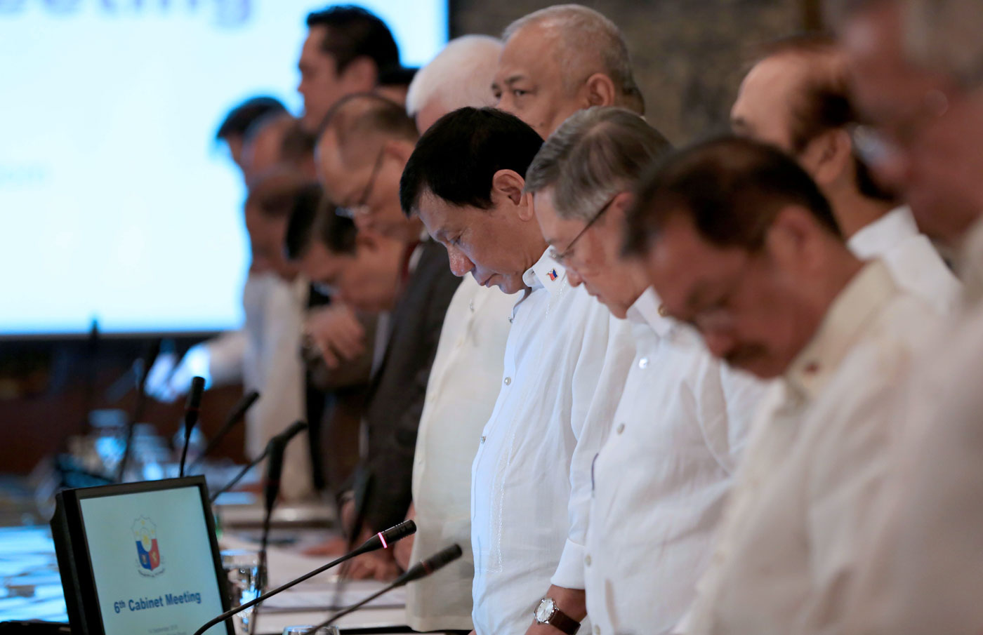 CABINET MEETING. President Rodrigo Duterte and his Cabinet members pray before the start of the 6th Cabinet Meeting in Malacañang State Dining Room on September 14. Photo by Rey Baniquet/PPD 