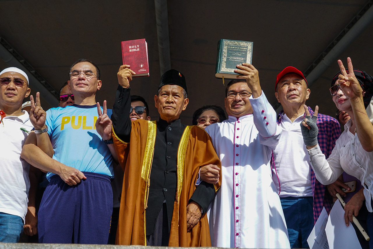 PRAYER RALLY. Muslims and Christians hold a symbolic exchange of the Muslim Koran and the Christian Bible in a prayer rally at the Quezon Memorial Circle on Febuary 3, 2019. All photos by Maria Tan/Rappler 

 