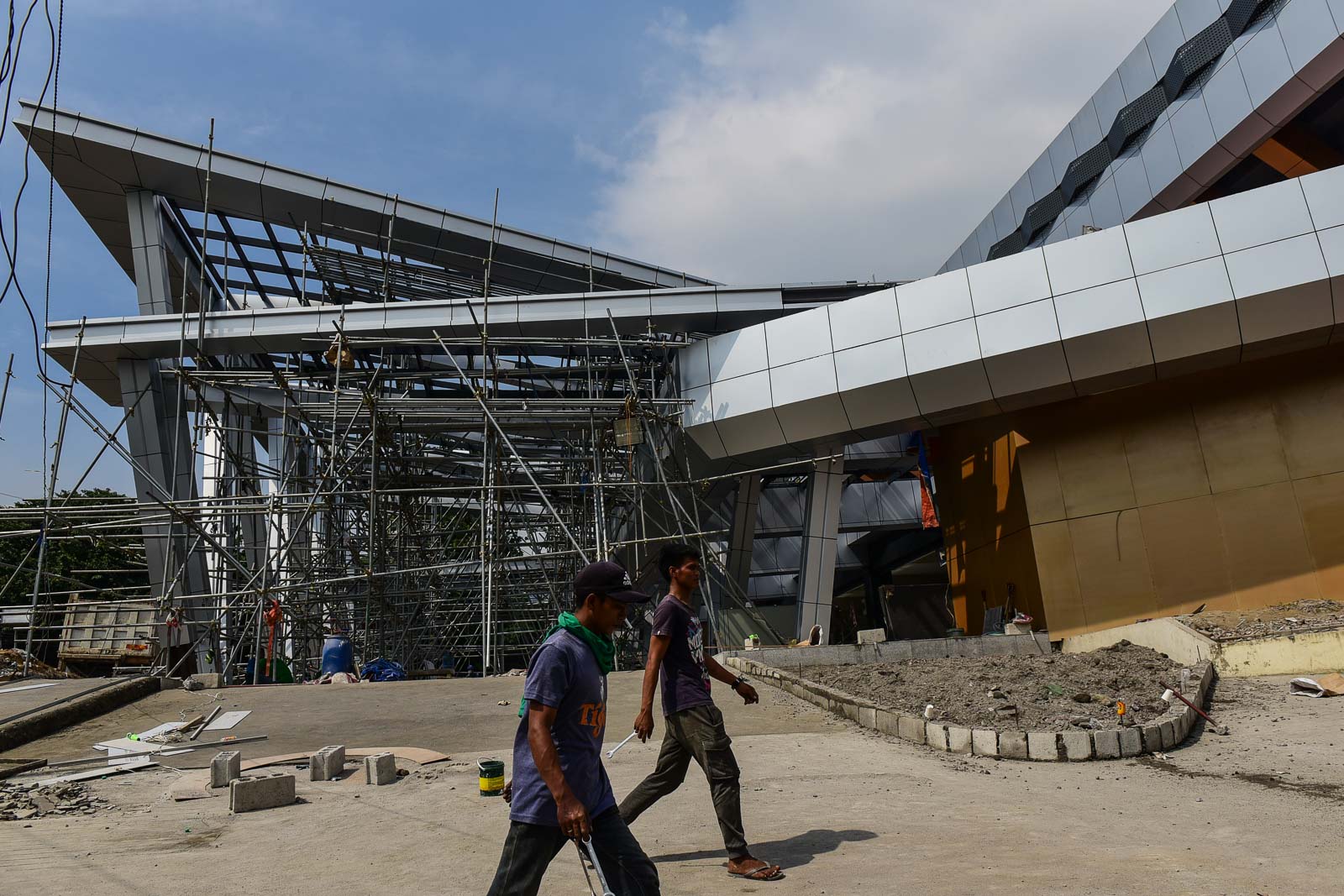 SKELETAL. The facade of the Philsports Arena remains under construction. Photo by LeAnne Jazul/Rappler  