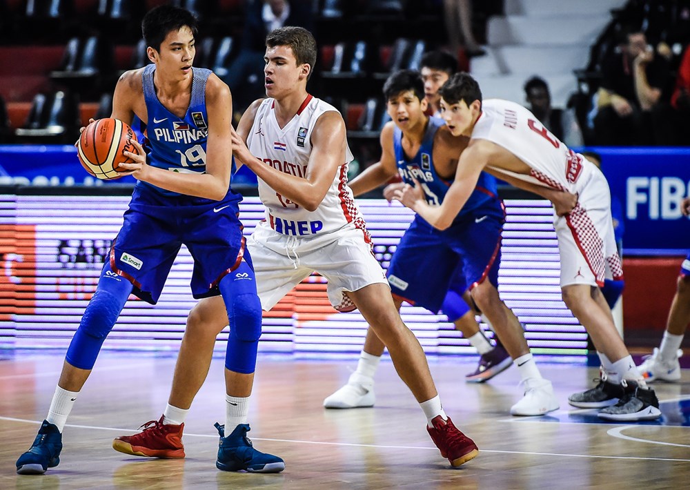 RUDE WELCOME. Batang Gilas’ 7-foot-1 phenom Kai Sotto (left) backs up on Croatia’s 6-foot-7 Matej Bosnjak during their lopsided duel. Photo by FIBA  