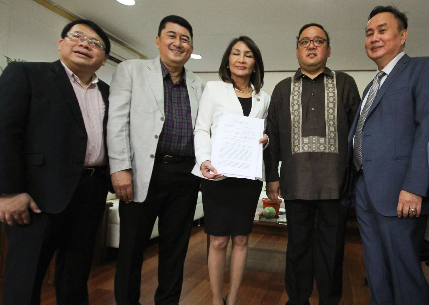 BAUTISTA COMPLAINT. Impeachment endorsers (from right to center) Rep. Abraham Tolentino, Rep. Harry Roque, Rep. Gwendolyn Garcia show a copy of affidavit of verified complaint for impeachment filed by Atty. Ferdinand Topacio (extreme left) and former Rep. Jing Paras (2nd-left) vs Comelec chairman Andy Bautista at the House of Representatives on Aug 23, 2017. Photo by Darren Langit/Rappler  