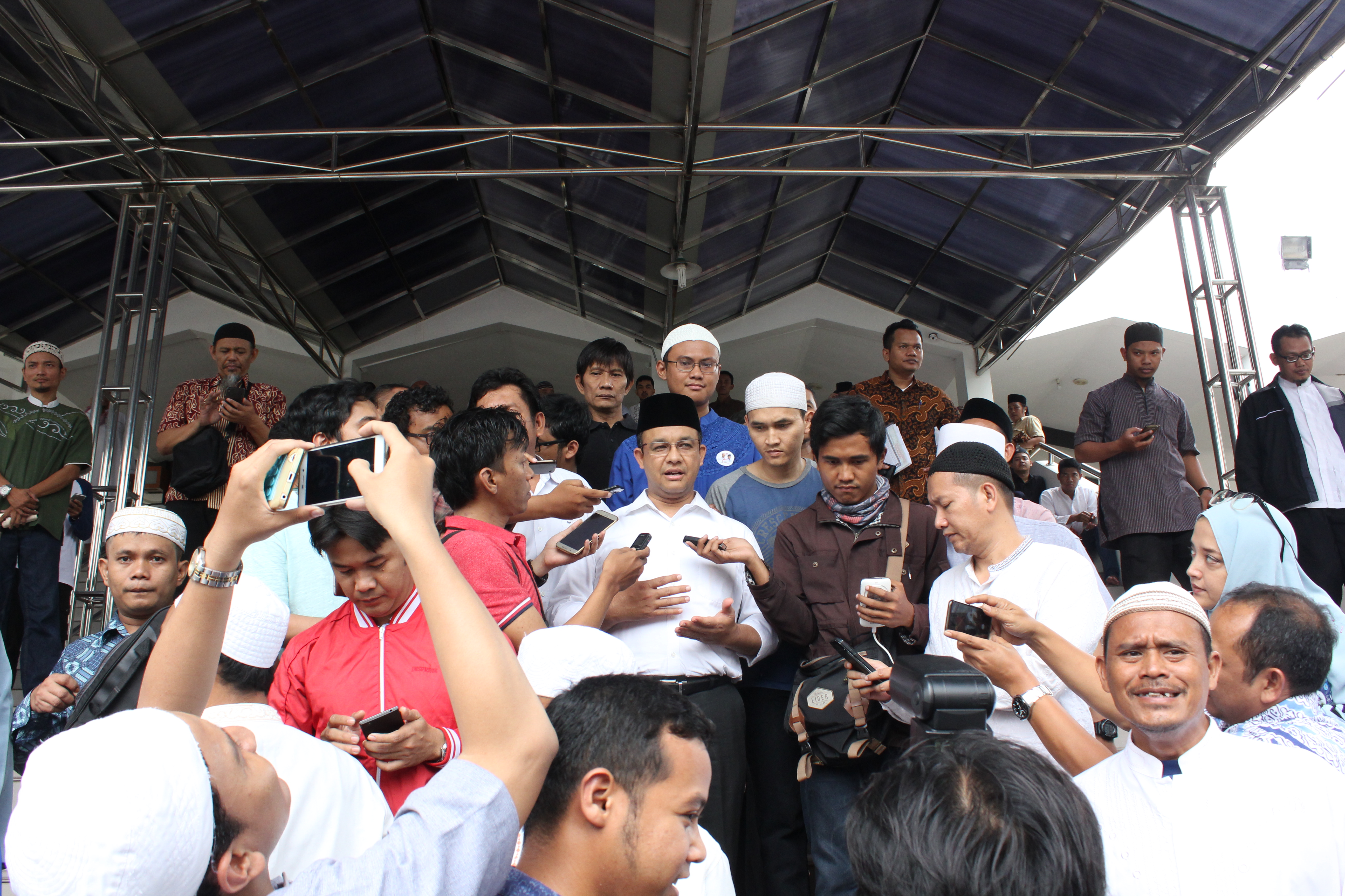 Calon Gubernur DKI Jakarta Anies Baswedan (tengah) menjawab pertanyaan wartawan di Mesjid Al-Ittihad, Jakarta, pada 28 Oktober 2016. Foto oleh Irman Yusuf/Antara 