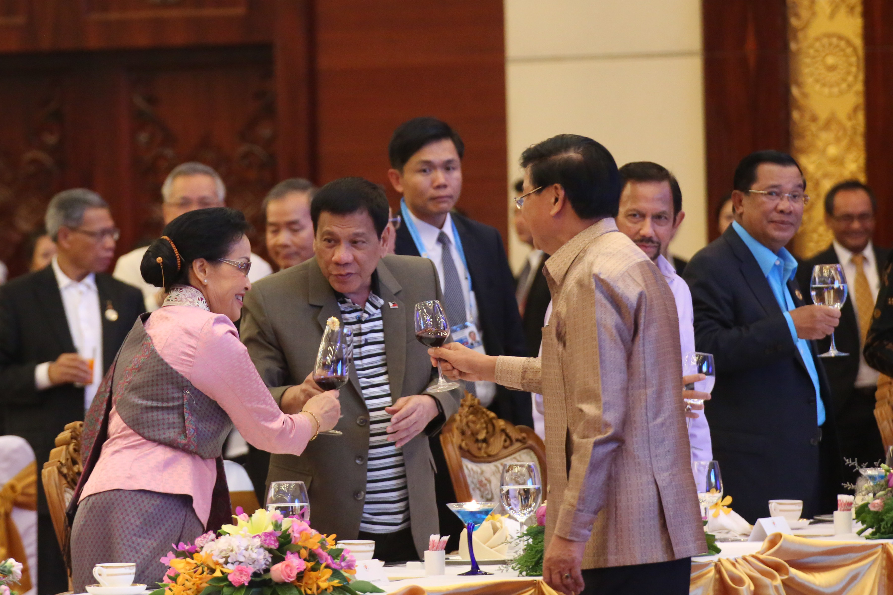 ASEAN SUMMIT. President Rodrigo Roa Duterte accepts a toast from Laotian Prime Minister Thongloun Sisoulith during a welcome dinner at Don Chan Palace Hotel in Vientiane, Laos on September 6. Photo by King Rodriguez/PPD 