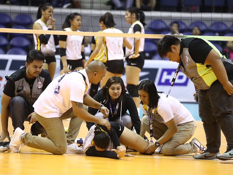 INJURED. Milena Alessandrini's left knee buckles during a UST play against FEU in the 2nd set. File Photo  