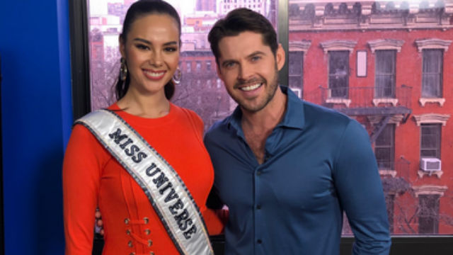 CELEBRITY PAGE NETWORK APPEARANCE. Miss Universe 2018 Catriona Gray and 'Celebrity Page Network' host Stephen Walker pose for a photo. Screenshot from Twitter/@CelebrityPageTV  