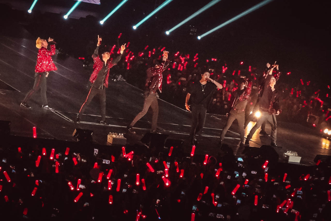 SHOWTIME. Korean pop group iKON hypes up the crowd with their songs during their Manila concert. Photo by Paolo Abad/Rappler 