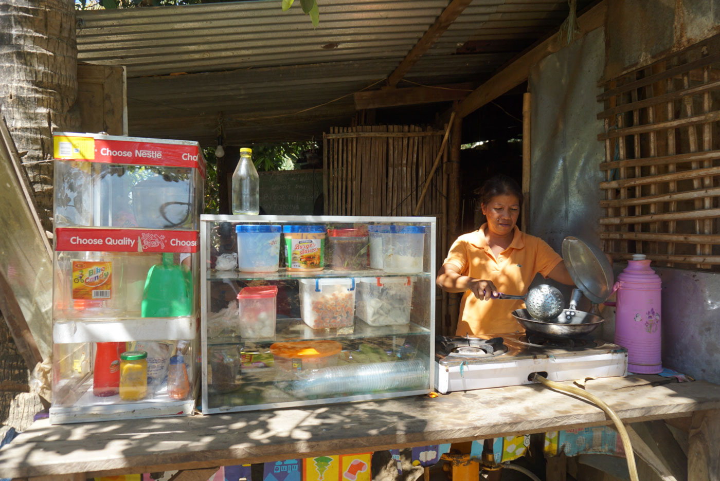 MERYENDA. Analyn prepares snacks and beverages in an afternoon in Batangas. Photo by Luis de la Rosa 