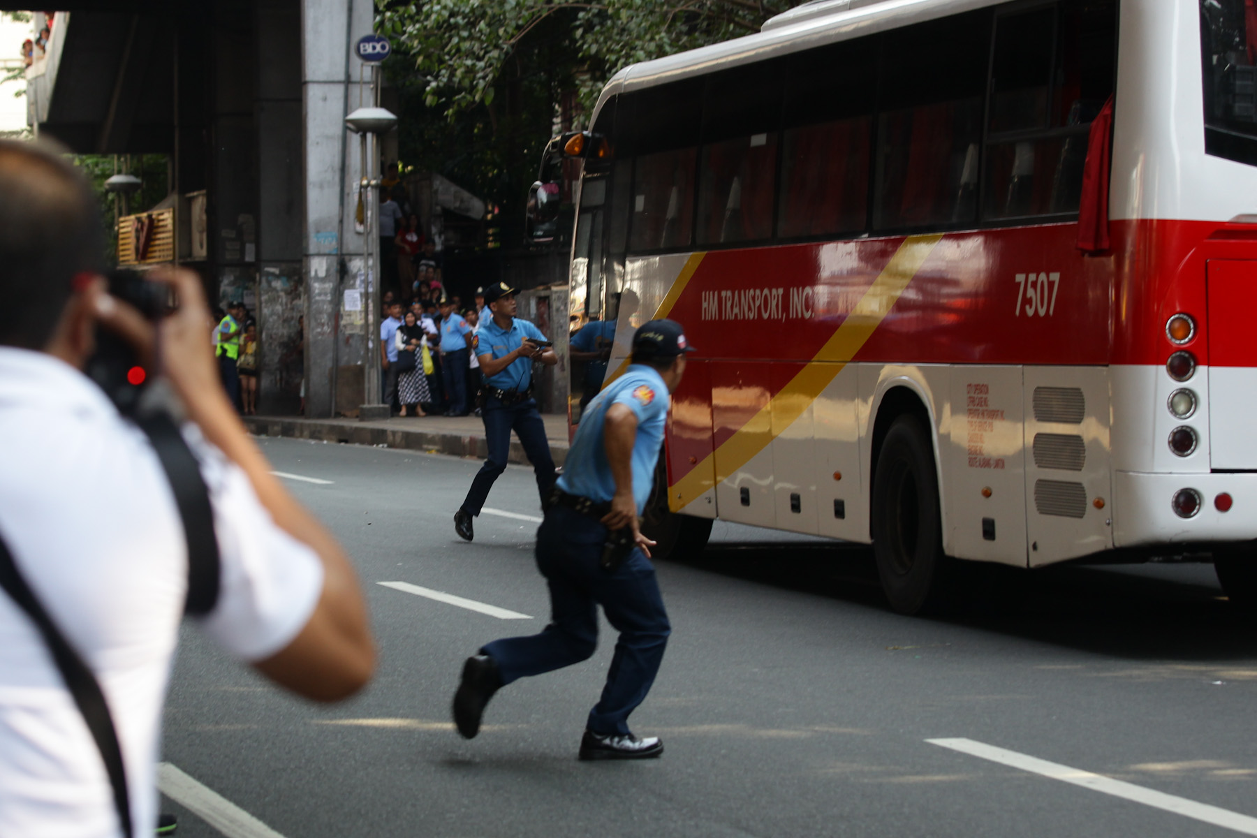 AFTERNOON CRISIS. A female passenger of an HM Transport bus is held hostage by a man reportedly armed with a knife  along Taft Avenue near Pedro Gil on October 8, 2015. Photo by Czeasar Dancel/Rappler    