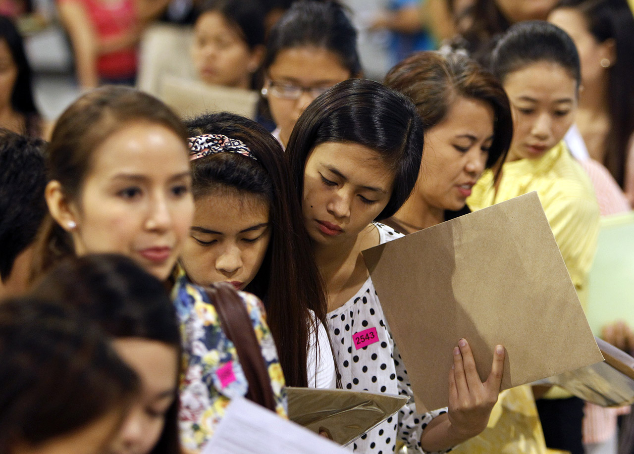MORE EMPLOYED. The country’s unemployment rate is down to 6.4% in April 2015 from 7% of the same month in 2014, according to the the Philippine Statistics Authority. File photo by Ritchie B. Tongo/EPA 