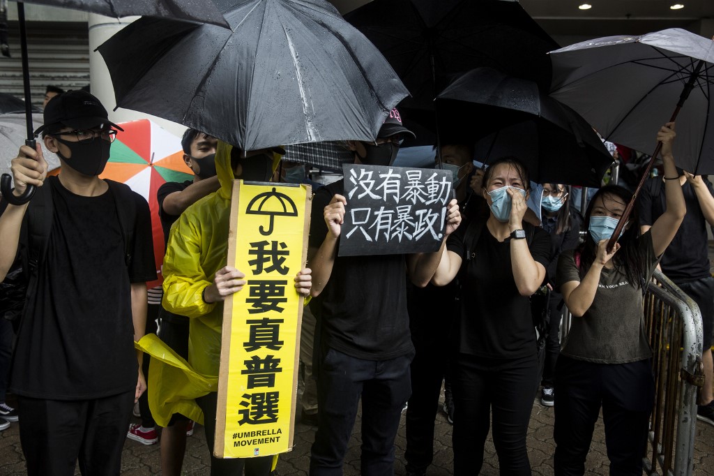 THE PROTESTS GO ON. Demonstrators gather outside the Eastern district court in Hong Kong on July 31, 2019, in support of protesters who have been charged with rioting during recent clashes with police. 
 Photo by Isaac Lawrence/AFP 