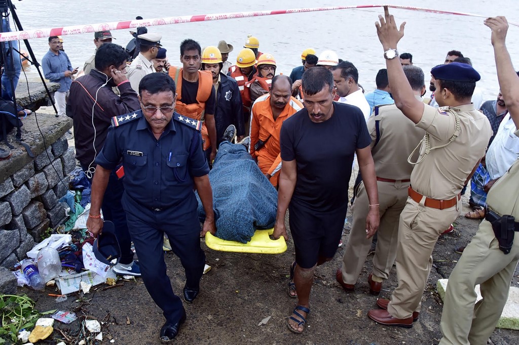 FOUND DEAD. National Disaster Response Force personnel carry the body of missing Indian coffee tycoon V.G. Siddhartha from the banks of Netravati river towards an ambulance. Photo by AFP 