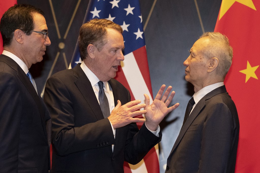 TRADE TALKS. United States Trade Representative Robert Lighthizer (C) gestures as he chats with Chinese Vice Premier Liu He (R) as US Treasury Secretary Steven Mnuchin (L) looks on after posing for a "family photo" at the Xijiao Conference Centre in Shanghai on July 31, 2019. Photo by Ng Han Guan/AFP 