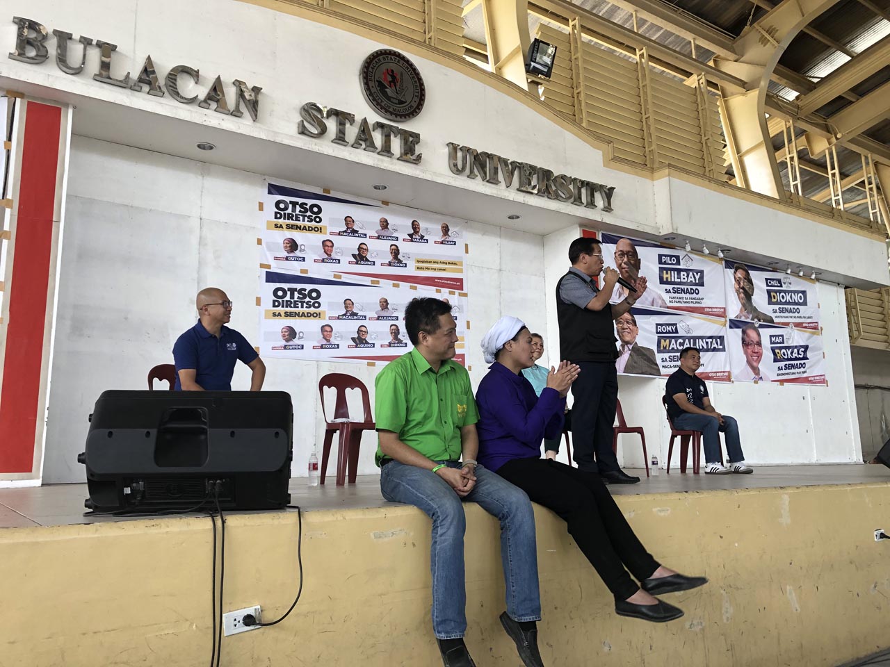 TALKING COLLEGE DEGREES. Otso Diretso bets tell BSU students: You're working hard to graduate, why vote for an administration bet who lies about her college degrees, referring to Imee Marcos. Photo by Mara Cepeda 