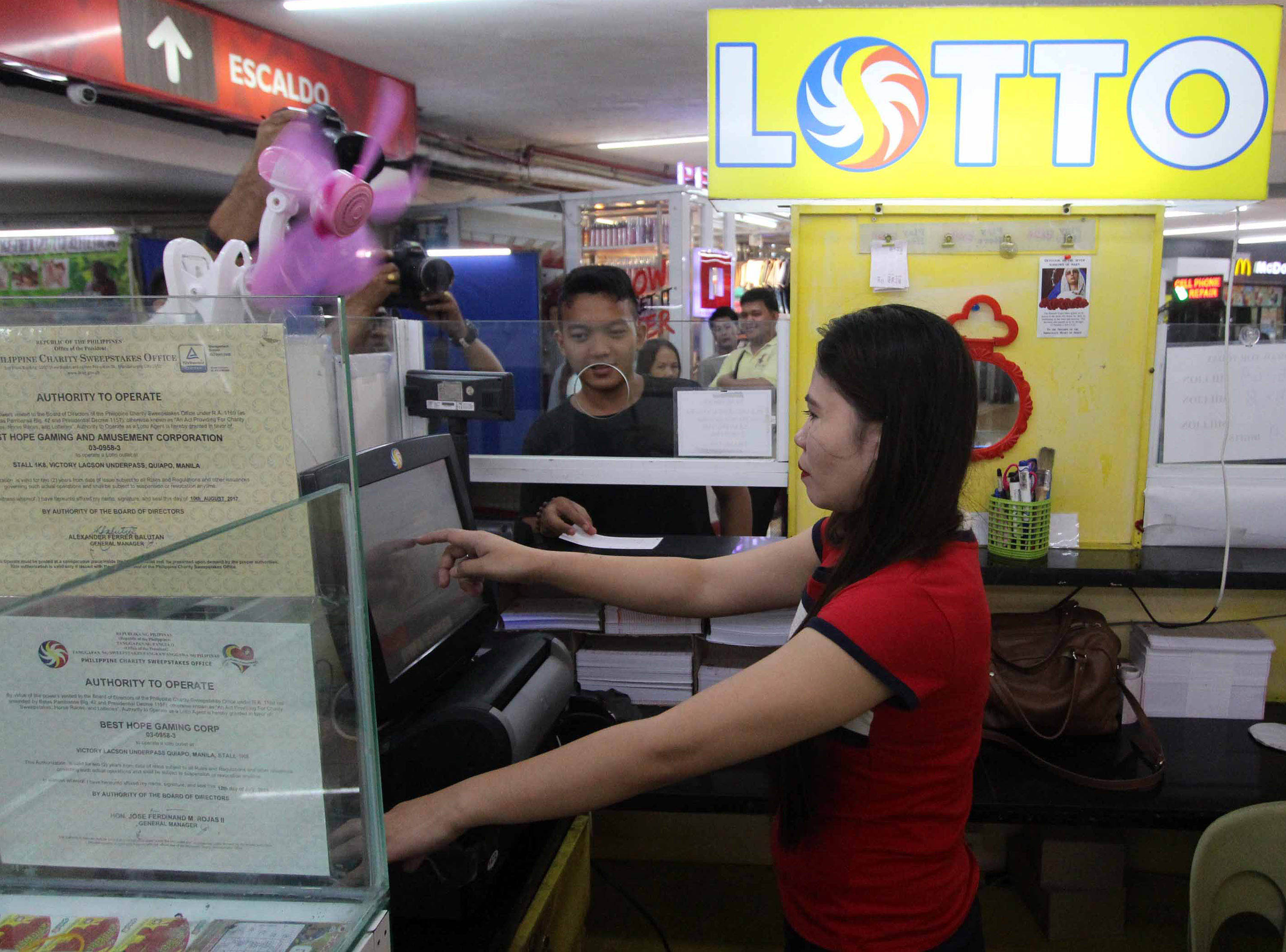 LOTTO'S BACK. Bettors place their bets at a lotto outlet in Manila on Wednesday, July 31, as the suspension for the PCSO lotto operations was lifted by President Rodrigo Duterte the night before. Photo by Ben Nabong/Rappler 