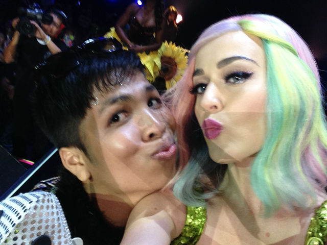 LUCKY MARTEE. Lucky fan Martee Viray poses with singer Katy Perry. Photo from Martee Viray 