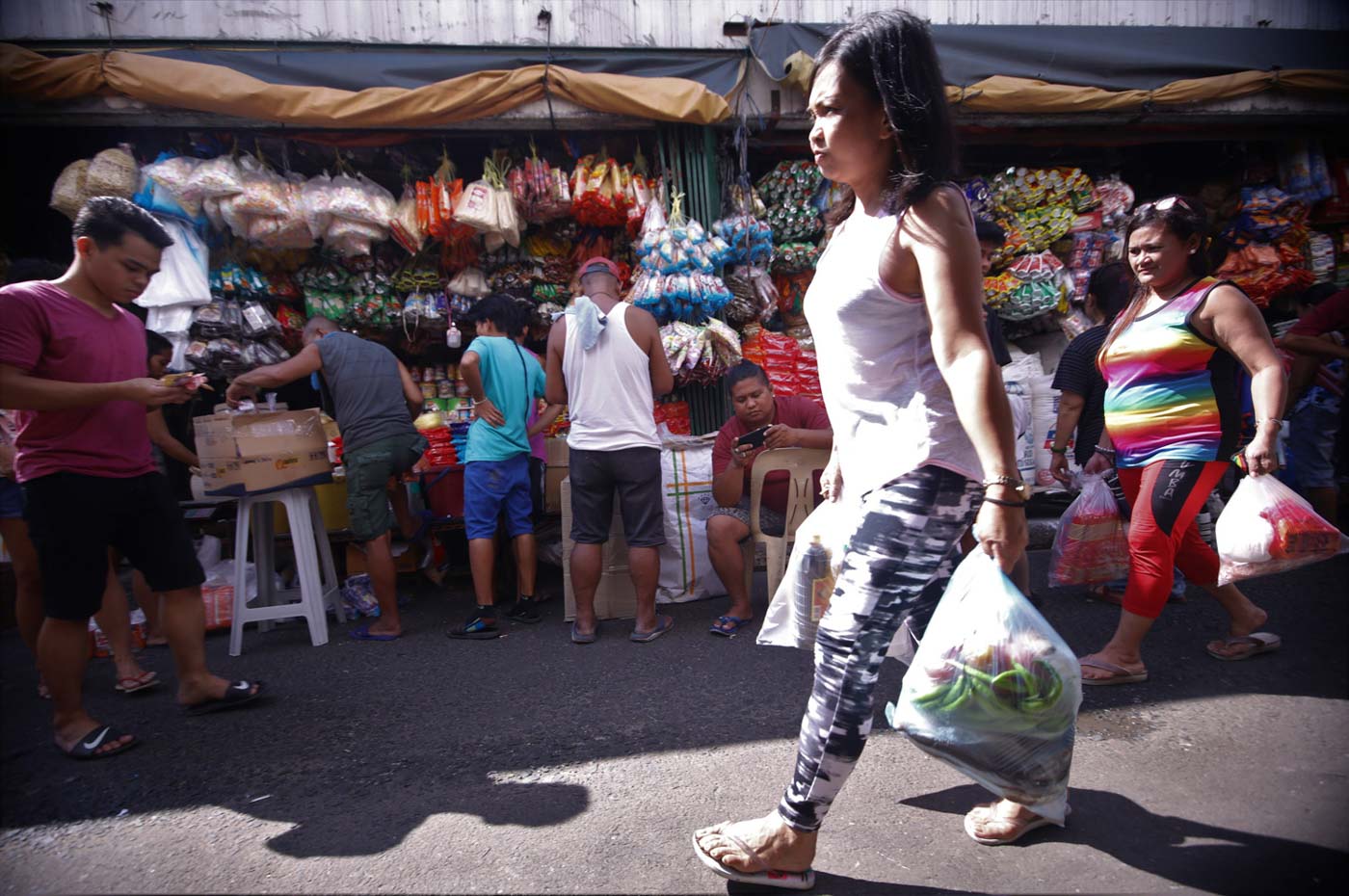 MISSED TARGETS. Inflation continues to spoil the country's economic growth. File photo by Darren Langit/Rappler 