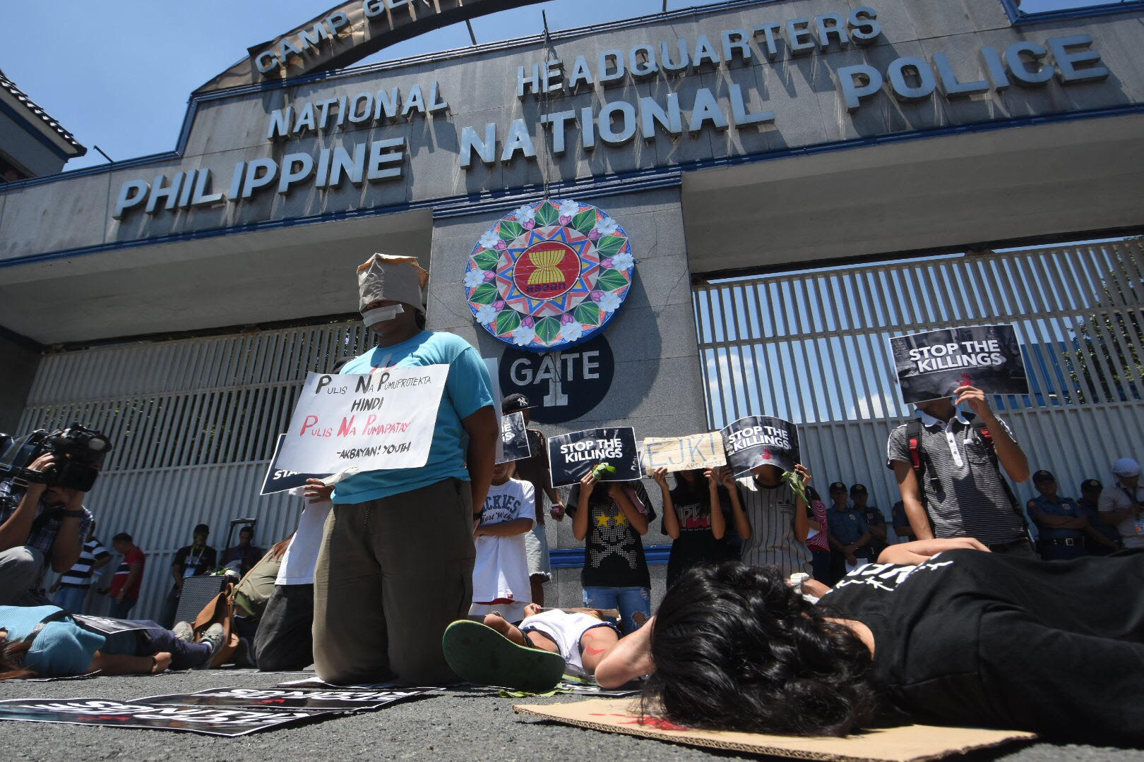 ZERO EJK? Protesters call for end to drug war killings in front of the PNP headquarters. File photo by Angie de Silva/Rappler  