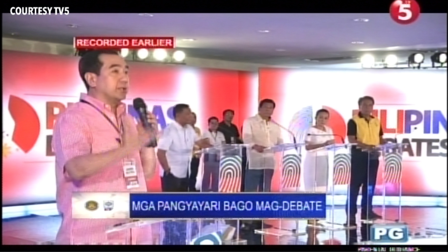 CLARIFICATION. The presidential candidates look on as Comelec Chairman Andres Bautista explains the rule on documents. Screenshot from TV5 footage  