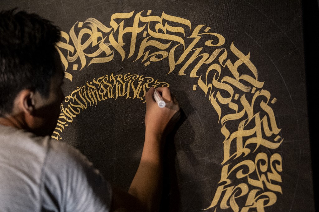 CALLIGRAPHY.This photo taken on June 22, 2019 shows artist Taipan Lucero doing calligraphy using the indigenous script known as Baybayin Photo by Noel Celis/AFP 