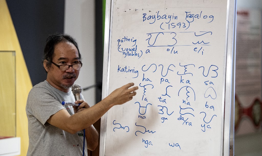 BAYBAYIN. Cultural advocate Leo Emmanuel Castro teaches students the indigenous scriptÂ known as Baybayin, used before Spanish colonization in 1521, in Manila. Photo by Noel Celis/AFP 